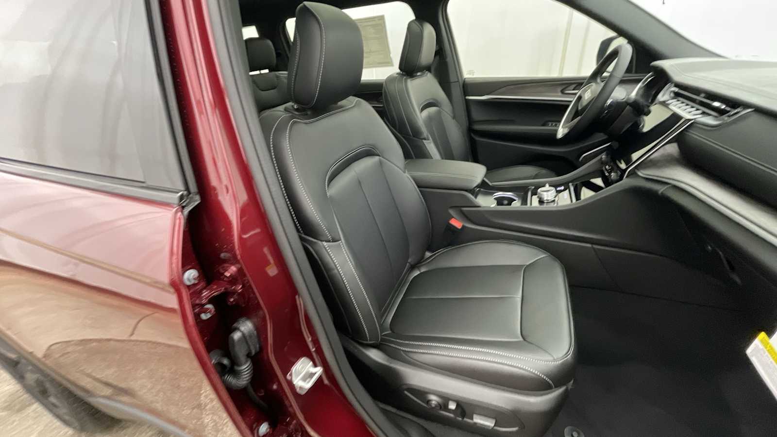 Thumbnail: 2025 Jeep Grand Cherokee - 14