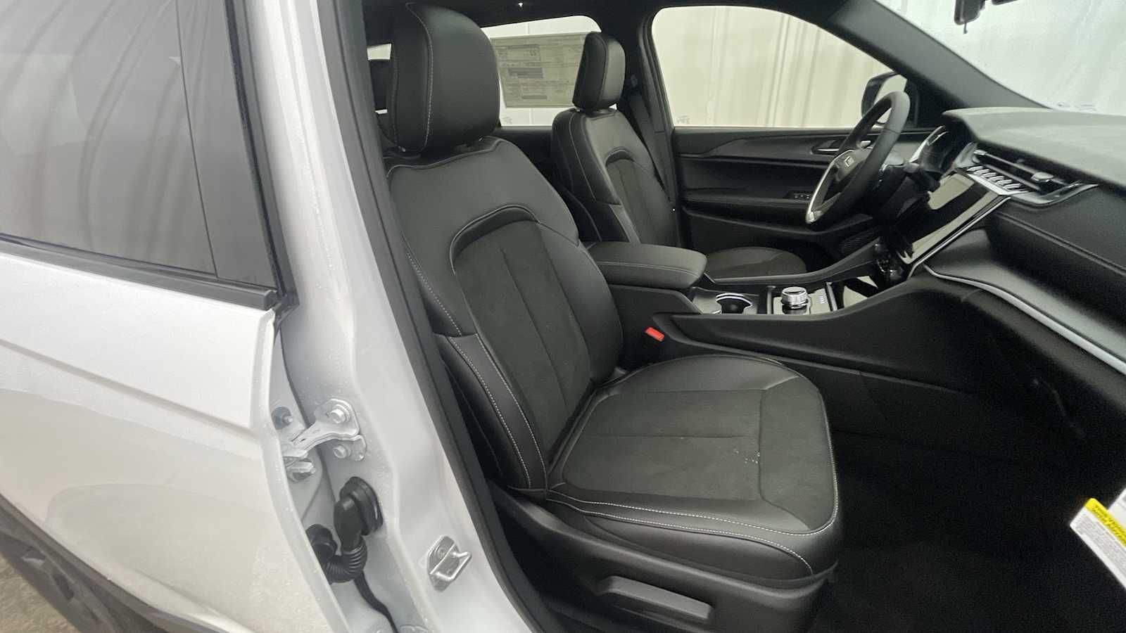 Thumbnail: 2025 Jeep Grand Cherokee - 11