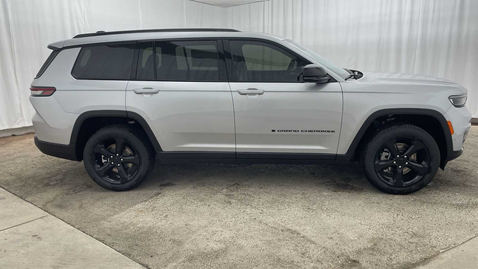 Thumbnail: 2025 Jeep Grand Cherokee - 39