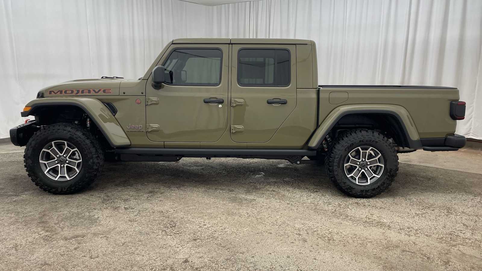 Thumbnail: 2026 Jeep Gladiator - 33