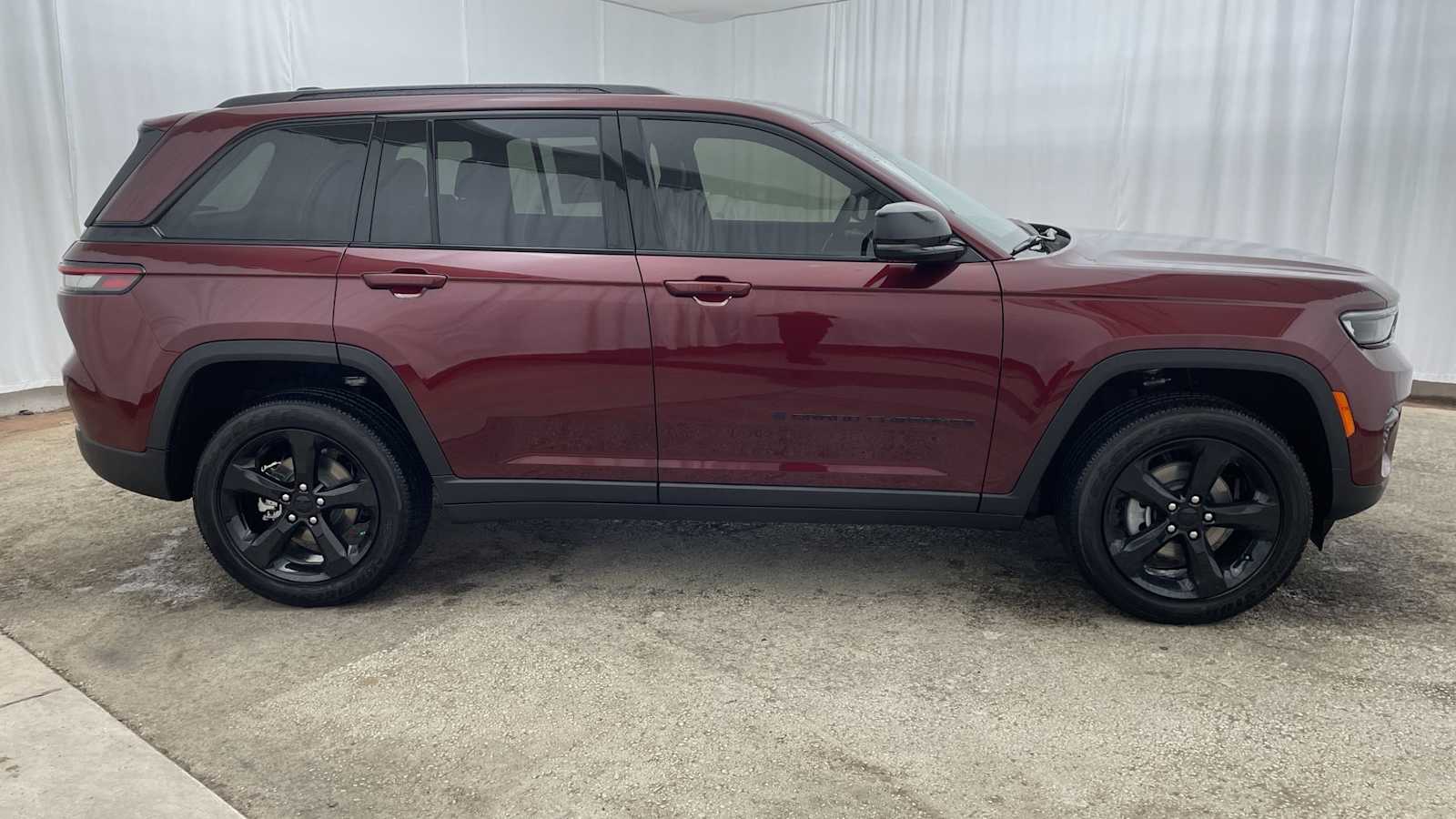 Thumbnail: 2025 Jeep Grand Cherokee - 35