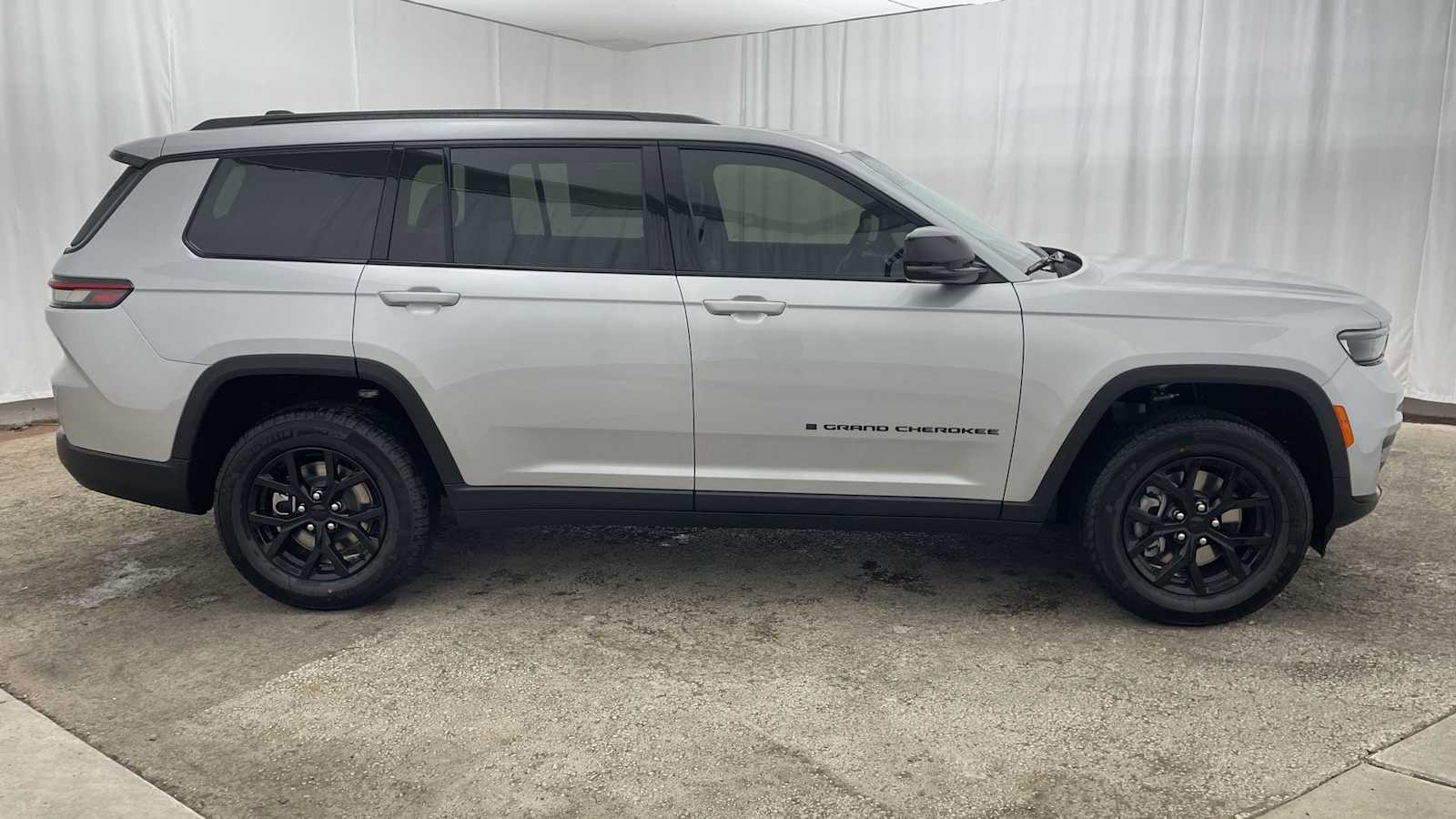 Thumbnail: 2025 Jeep Grand Cherokee - 36