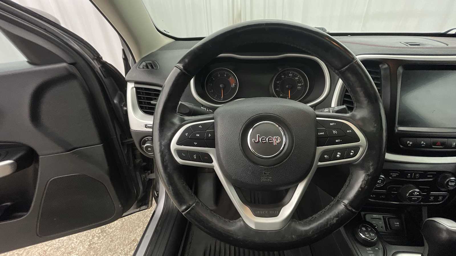 Thumbnail: 2018 Jeep Cherokee - 14