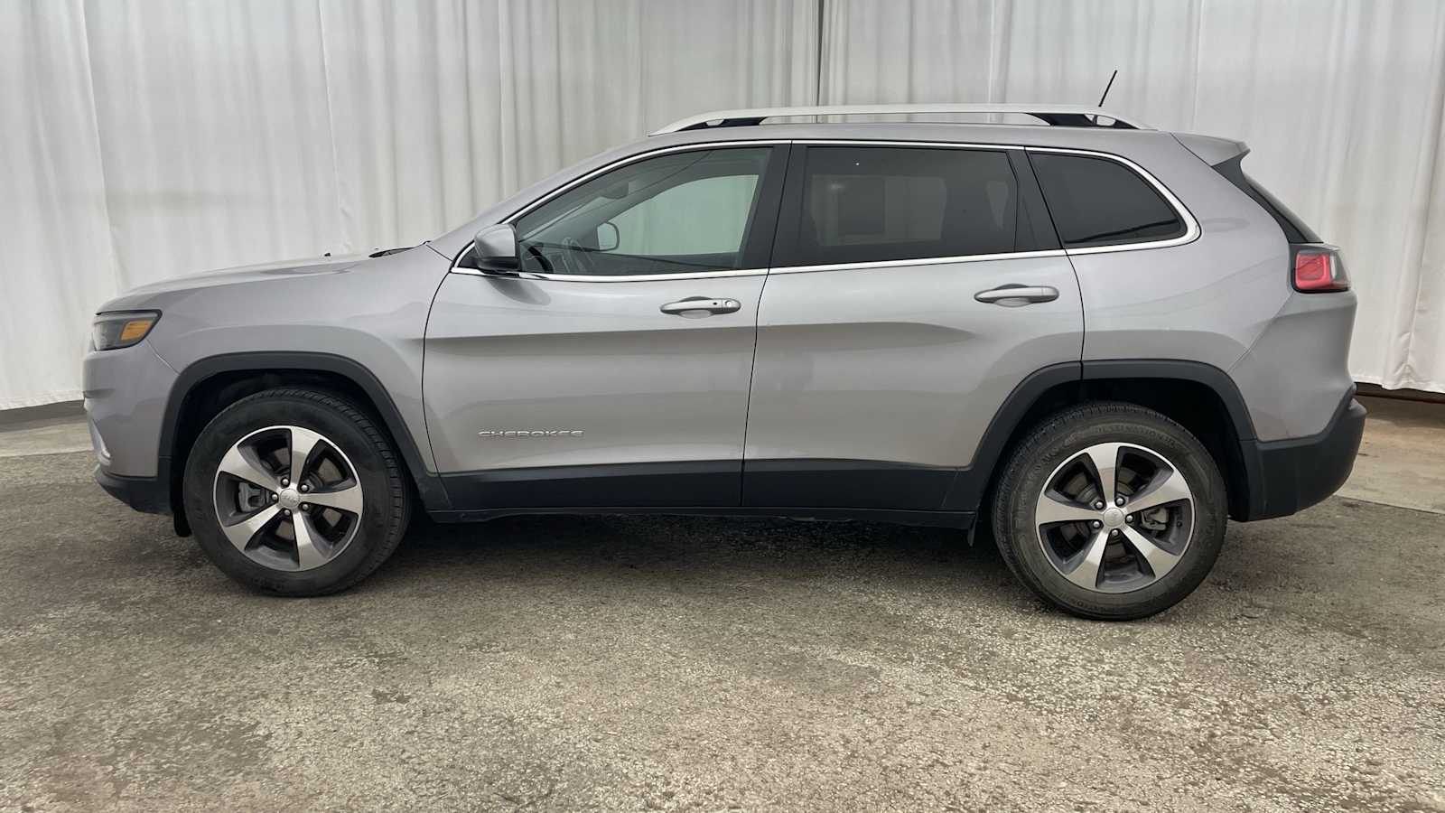 Thumbnail: 2019 Jeep Cherokee - 33