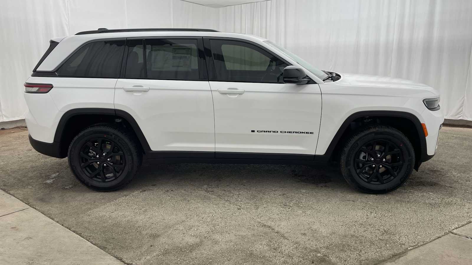 Thumbnail: 2026 Jeep Grand Cherokee - 36