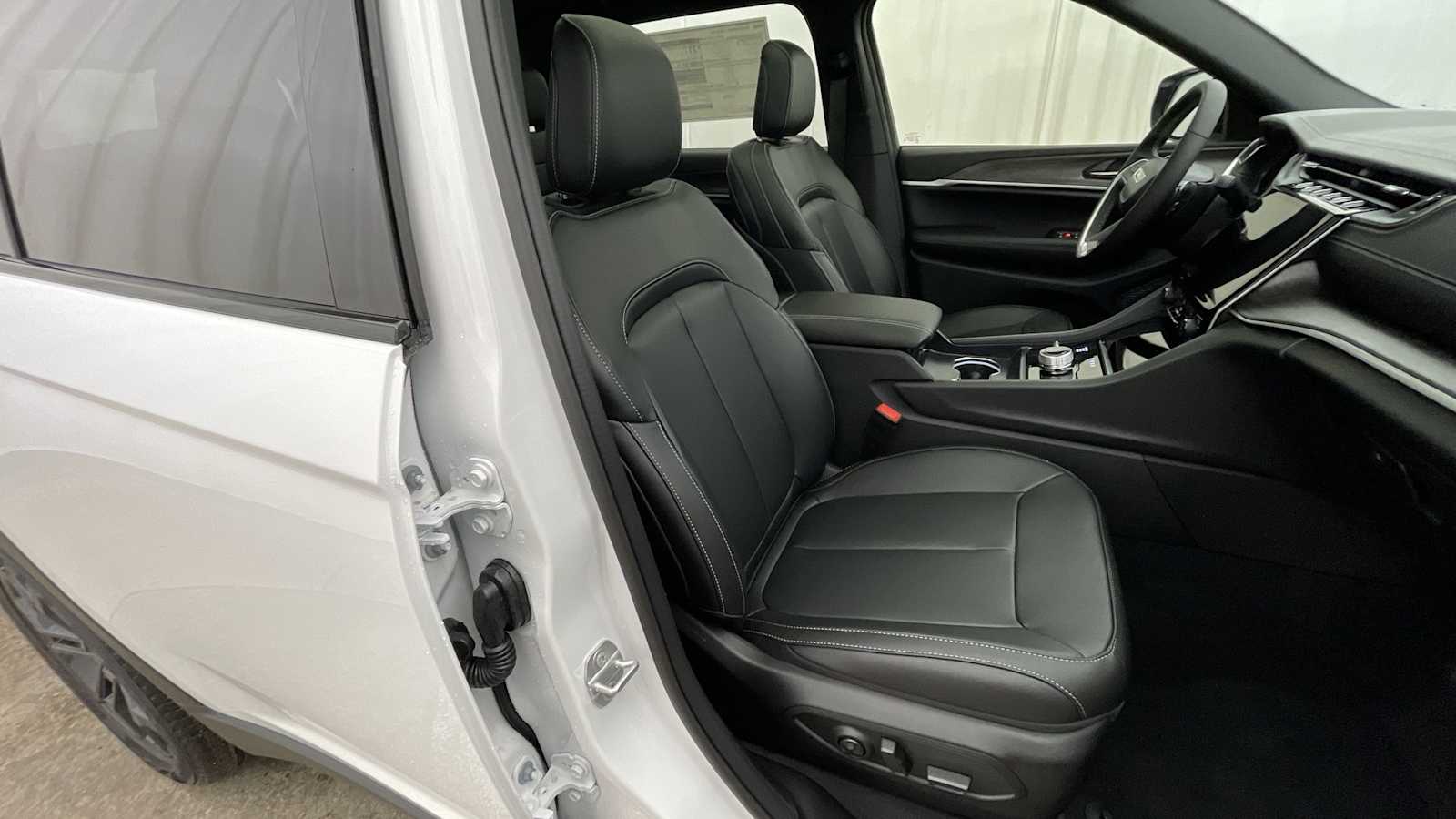 Thumbnail: 2025 Jeep Grand Cherokee - 14