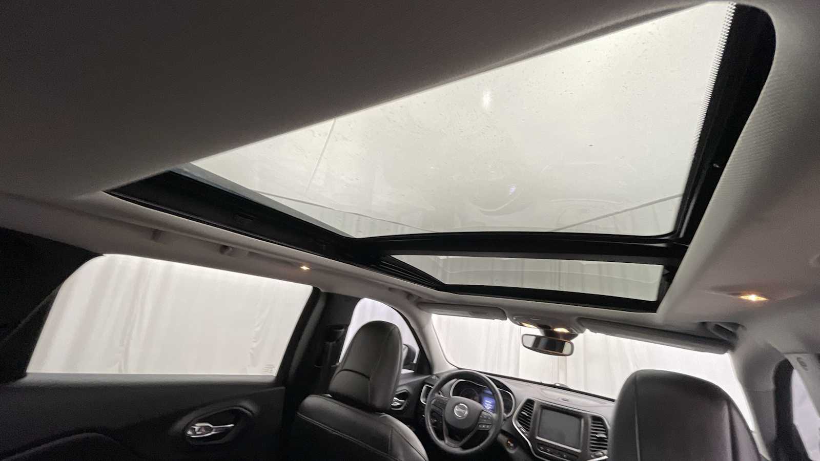 Thumbnail: 2019 Jeep Cherokee - 12