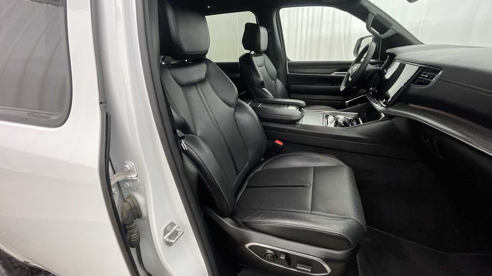 Thumbnail: 2024 Jeep Wagoneer - 11