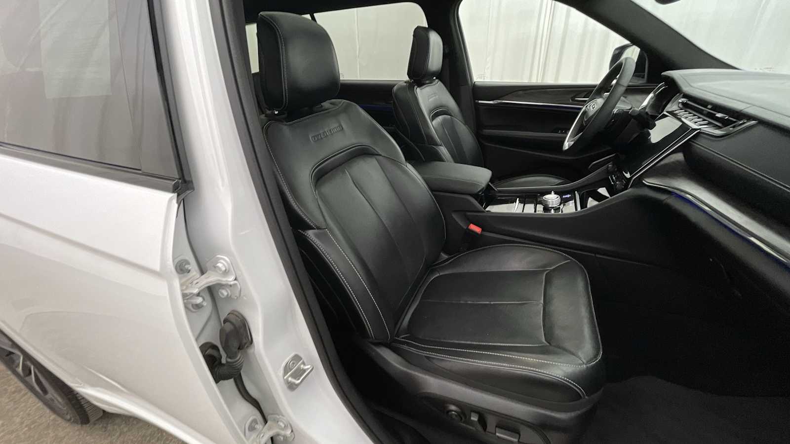 Thumbnail: 2023 Jeep Grand Cherokee - 14