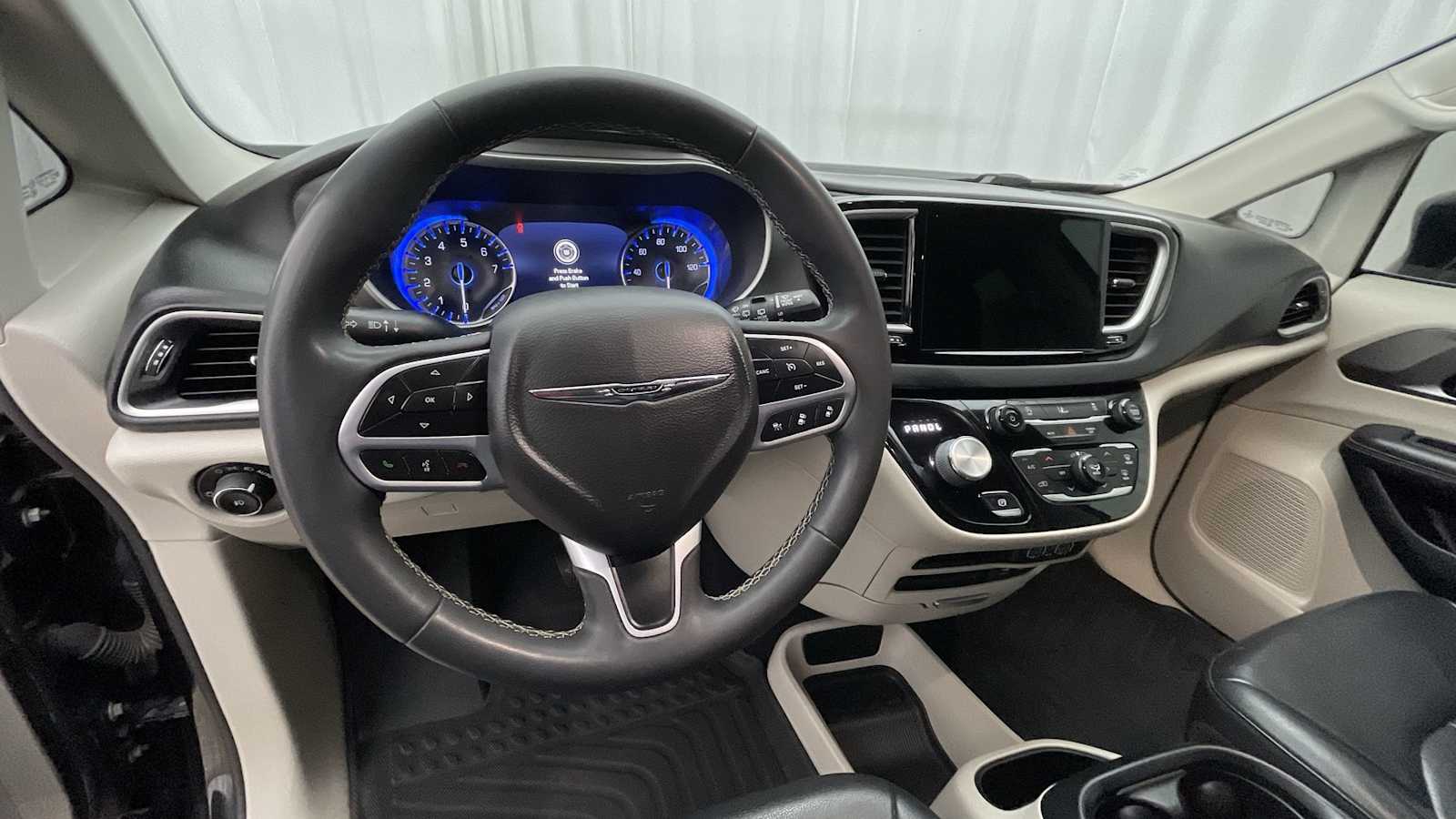 Thumbnail: 2022 Chrysler Pacifica - 3