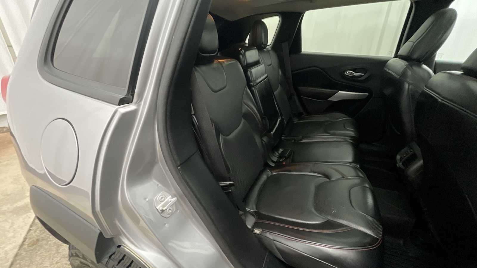 Thumbnail: 2018 Jeep Cherokee - 11