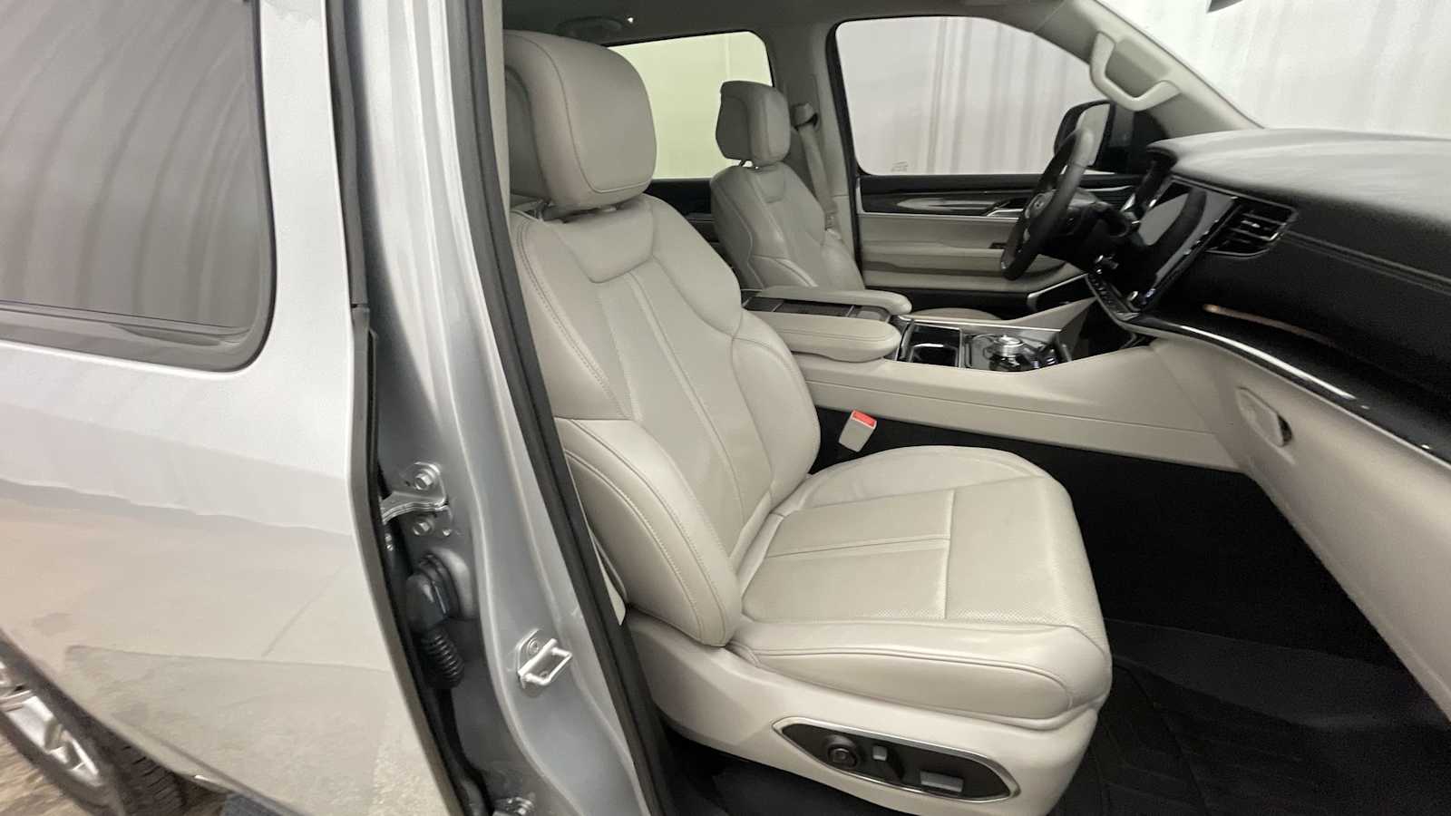 Thumbnail: 2022 Jeep Wagoneer - 12