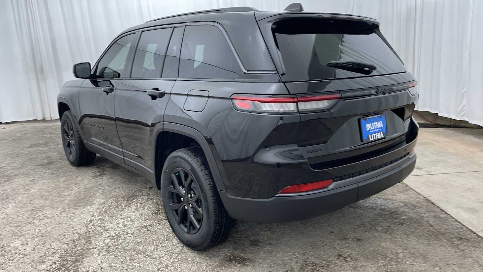 Thumbnail: 2026 Jeep Grand Cherokee - 32