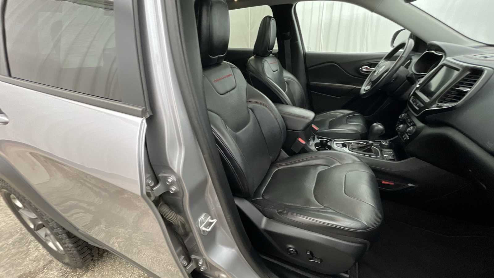 Thumbnail: 2019 Jeep Cherokee - 13