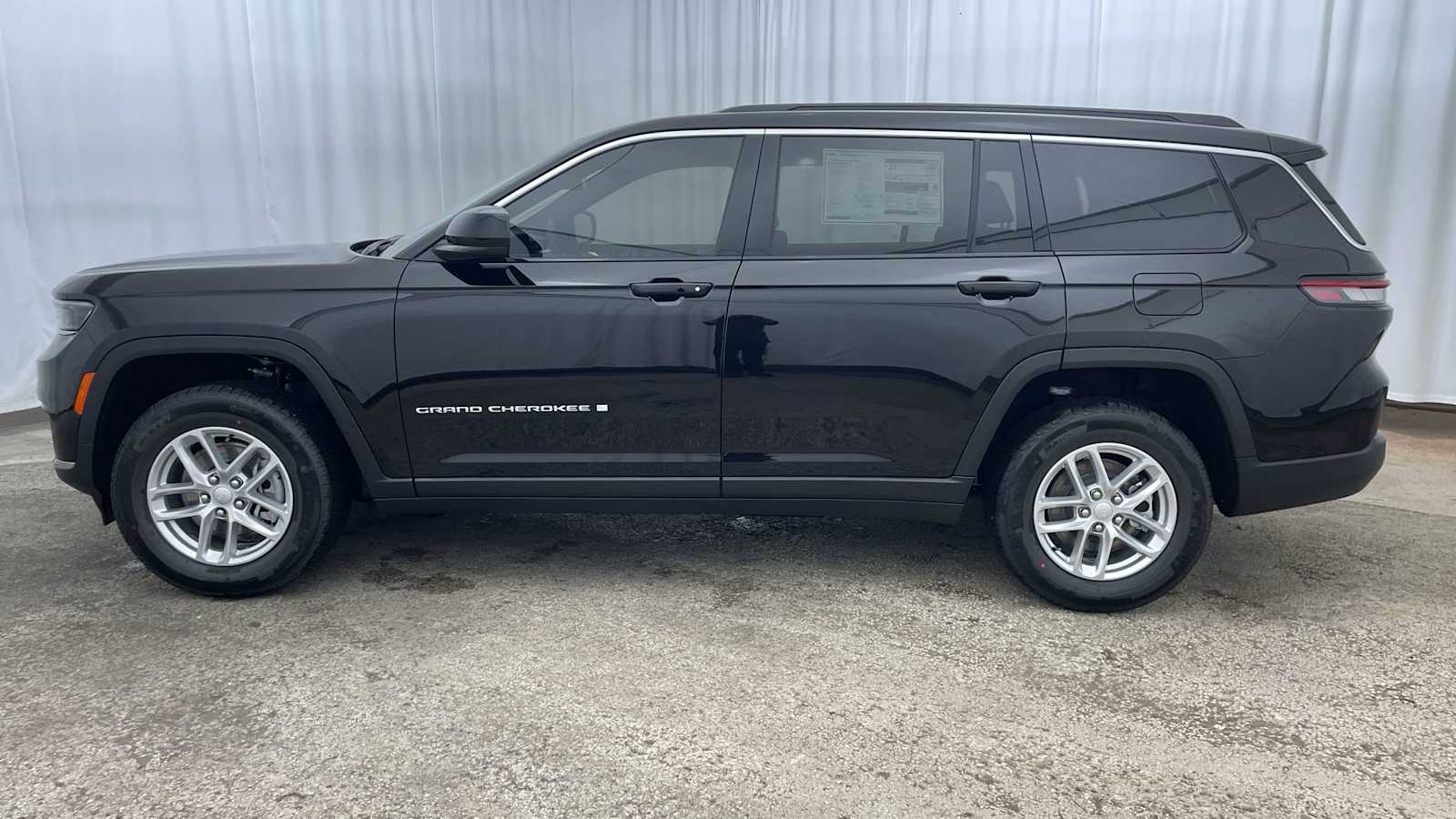 Thumbnail: 2025 Jeep Grand Cherokee - 33