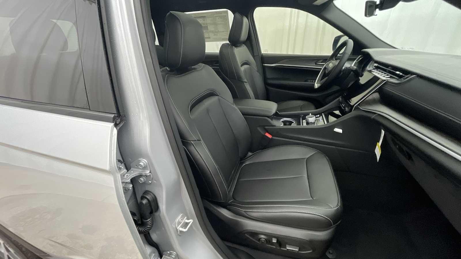 Thumbnail: 2025 Jeep Grand Cherokee - 13