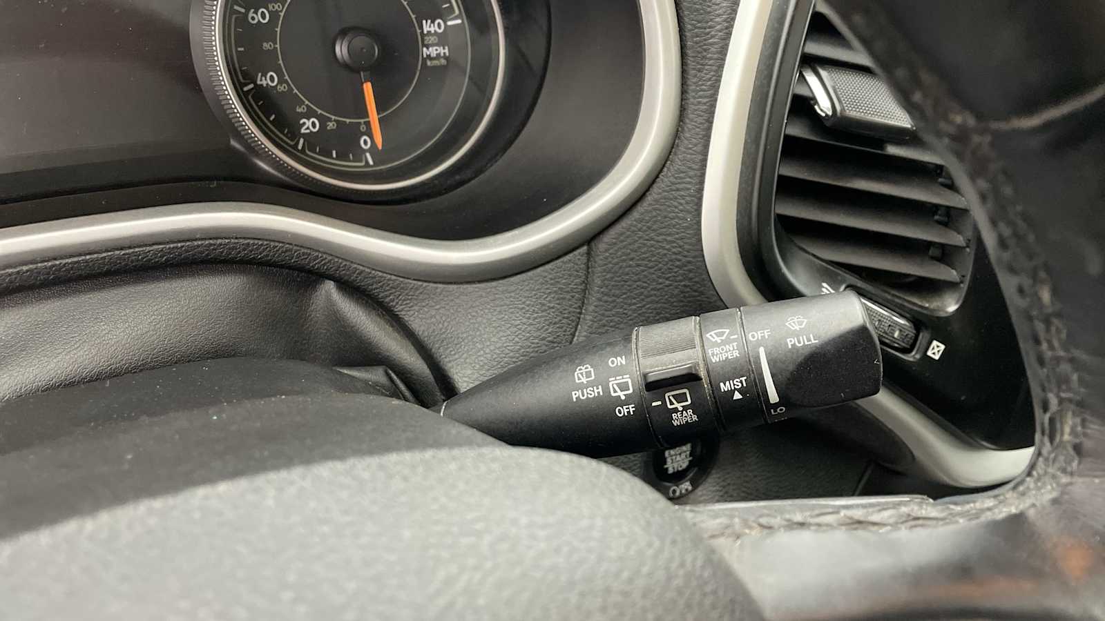 Thumbnail: 2018 Jeep Cherokee - 17