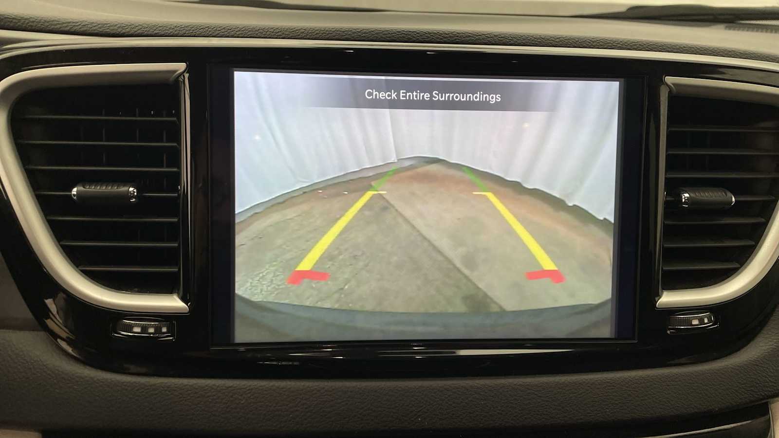 Thumbnail: 2023 Chrysler Pacifica - 4