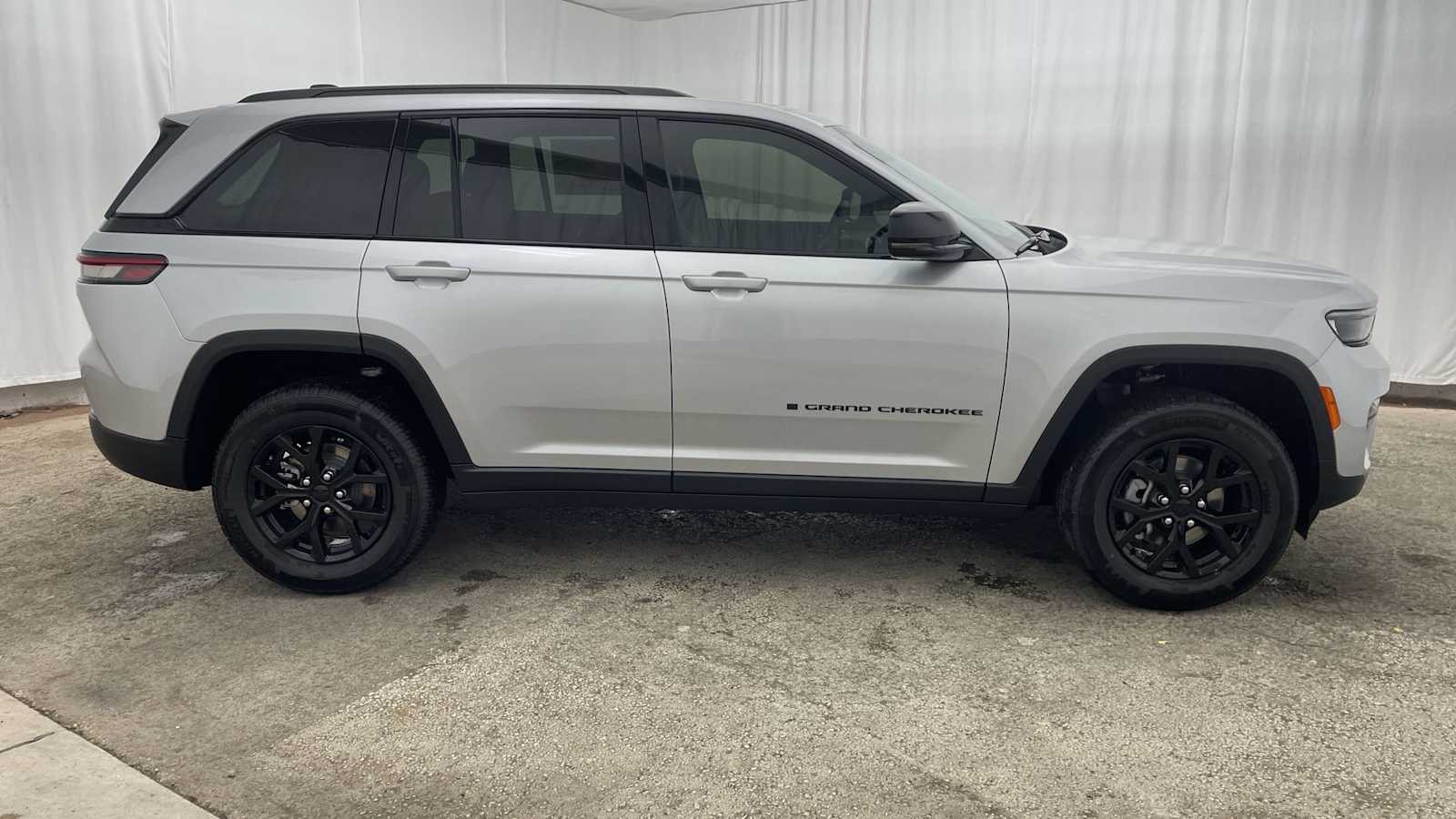 Thumbnail: 2025 Jeep Grand Cherokee - 35