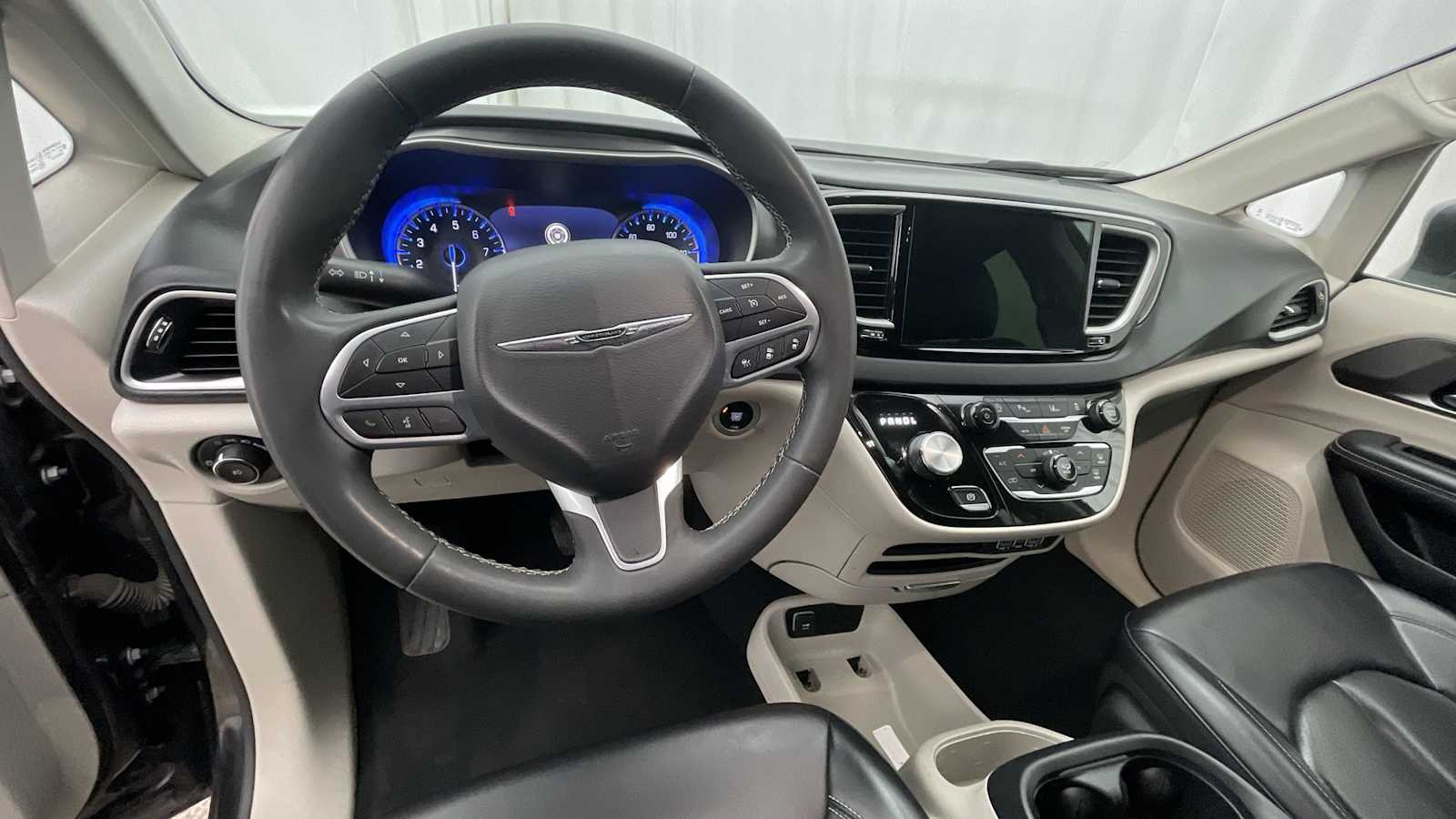 Thumbnail: 2023 Chrysler Pacifica - 3