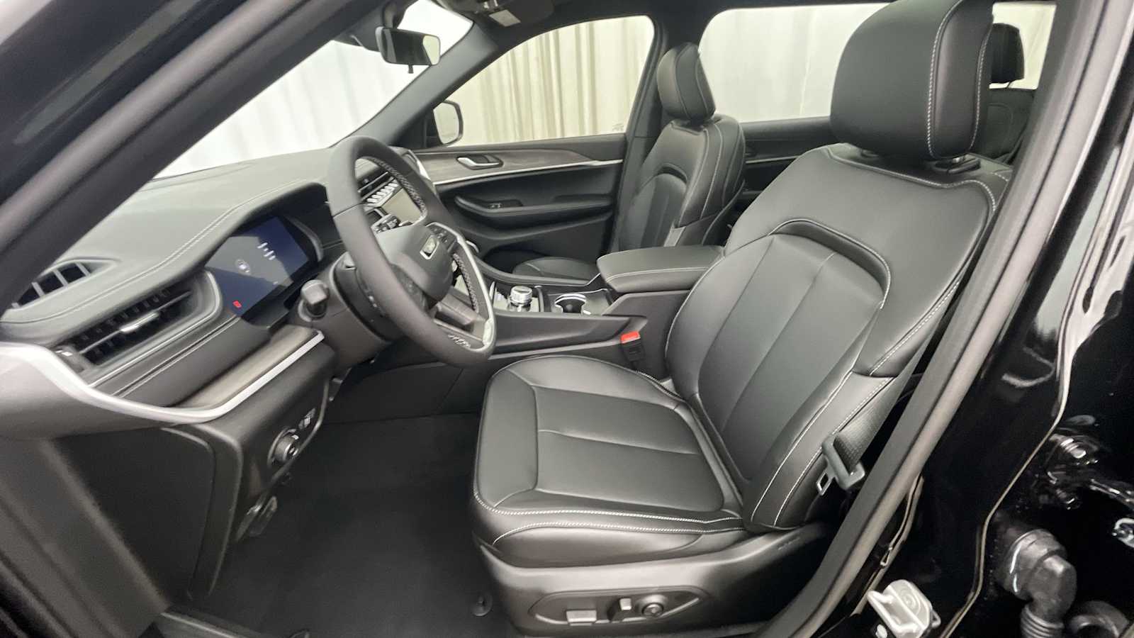 Thumbnail: 2025 Jeep Grand Cherokee - 6