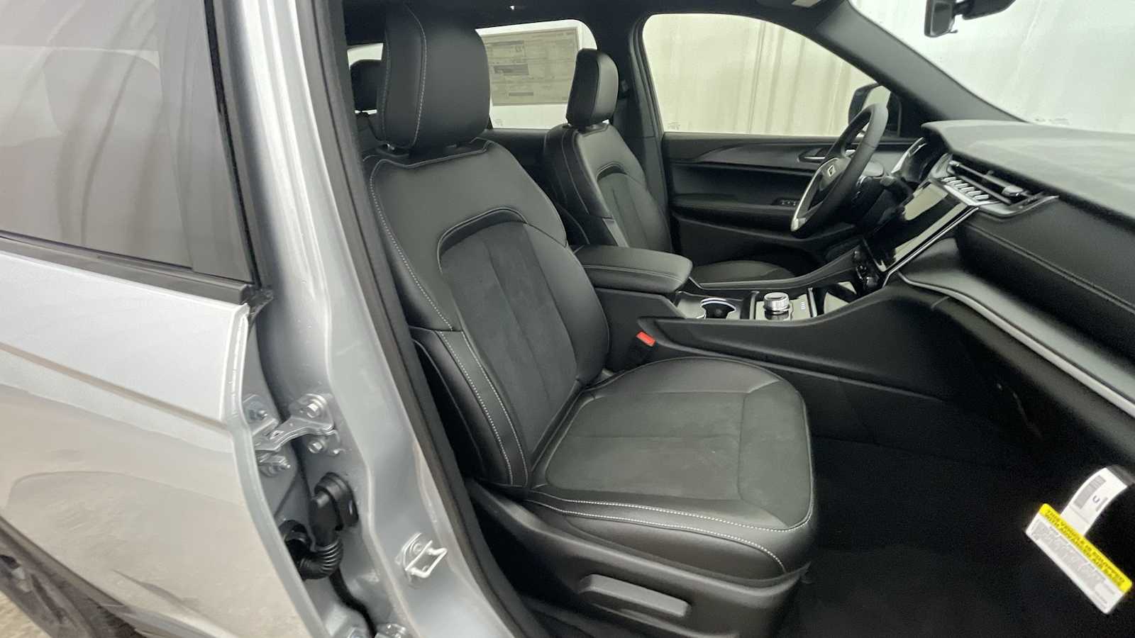 Thumbnail: 2025 Jeep Grand Cherokee - 11