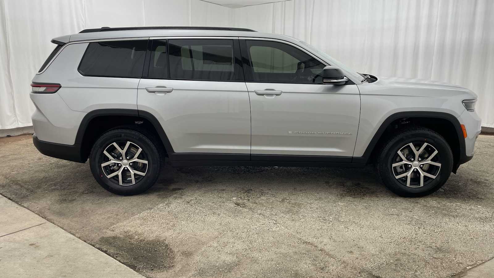 Thumbnail: 2025 Jeep Grand Cherokee - 38