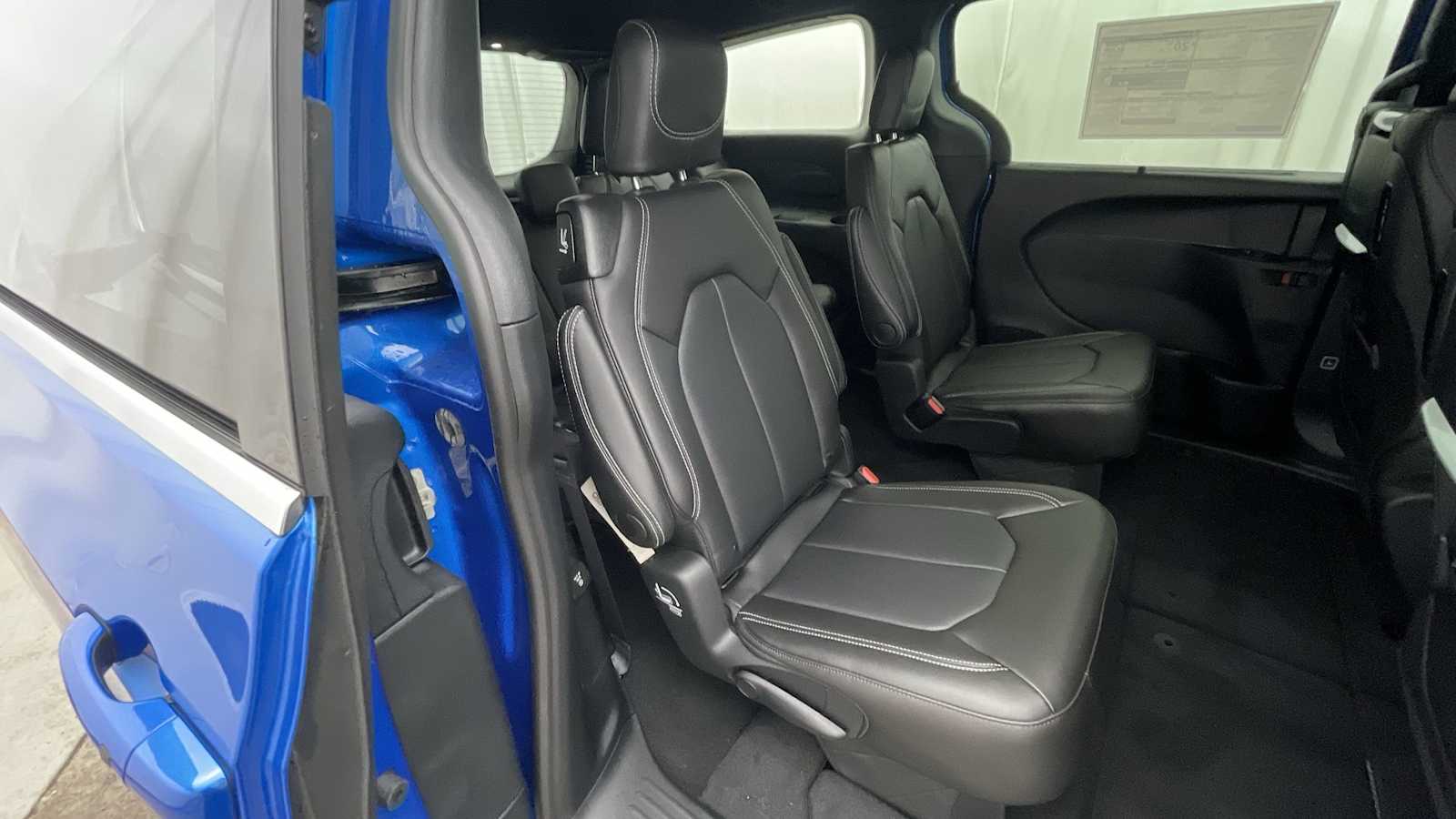 Thumbnail: 2026 Chrysler Pacifica - 10