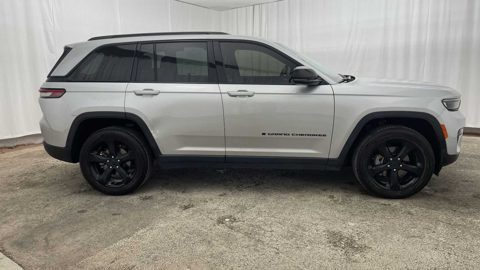 Thumbnail: 2024 Jeep Grand Cherokee - 34