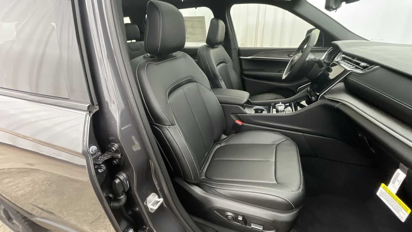 Thumbnail: 2025 Jeep Grand Cherokee - 14