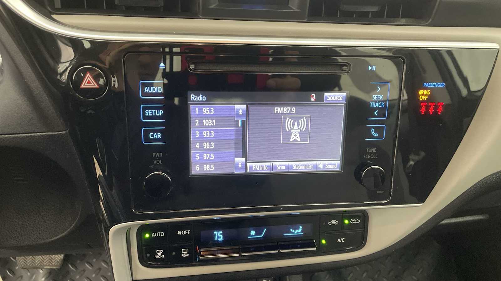 Thumbnail: 2019 Toyota Corolla - 17