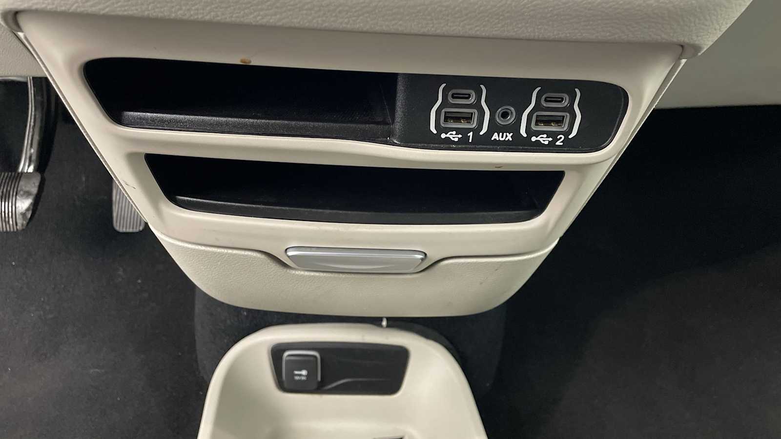 Thumbnail: 2023 Chrysler Pacifica - 19