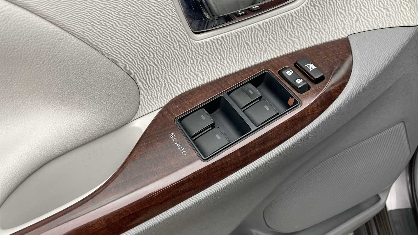 Thumbnail: 2013 Toyota Sienna - 6