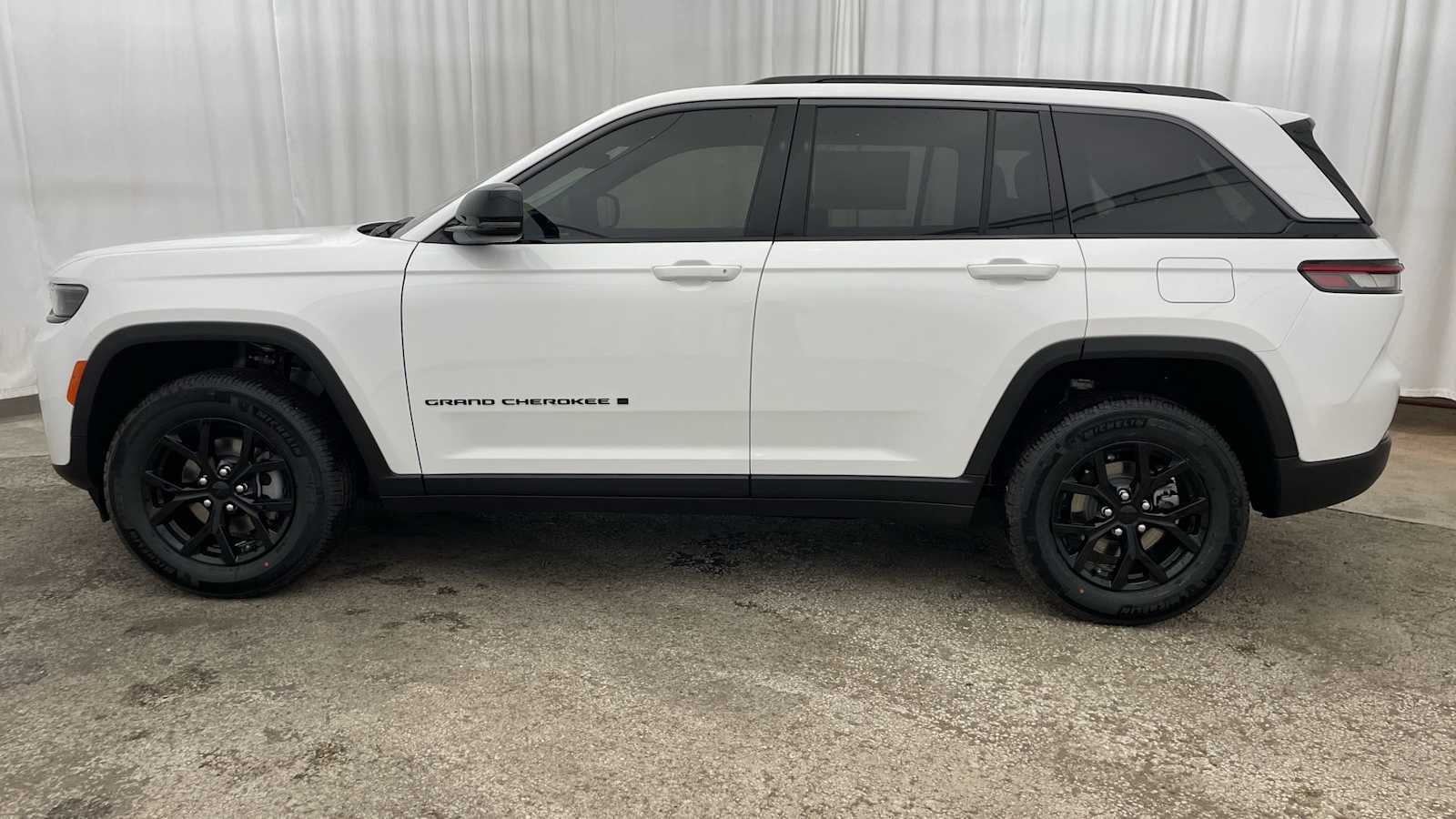 Thumbnail: 2026 Jeep Grand Cherokee - 32