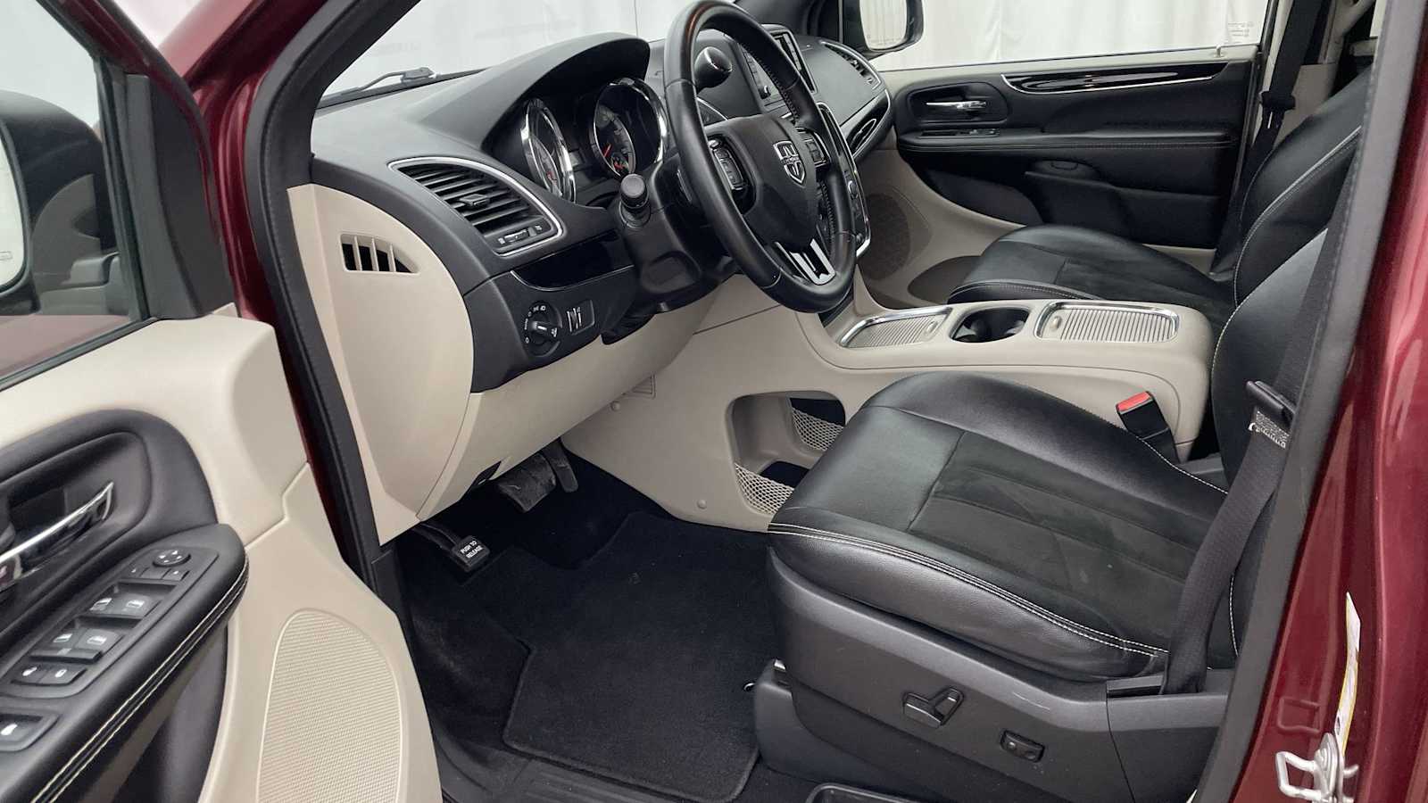 Thumbnail: 2019 Dodge Grand Caravan - 2