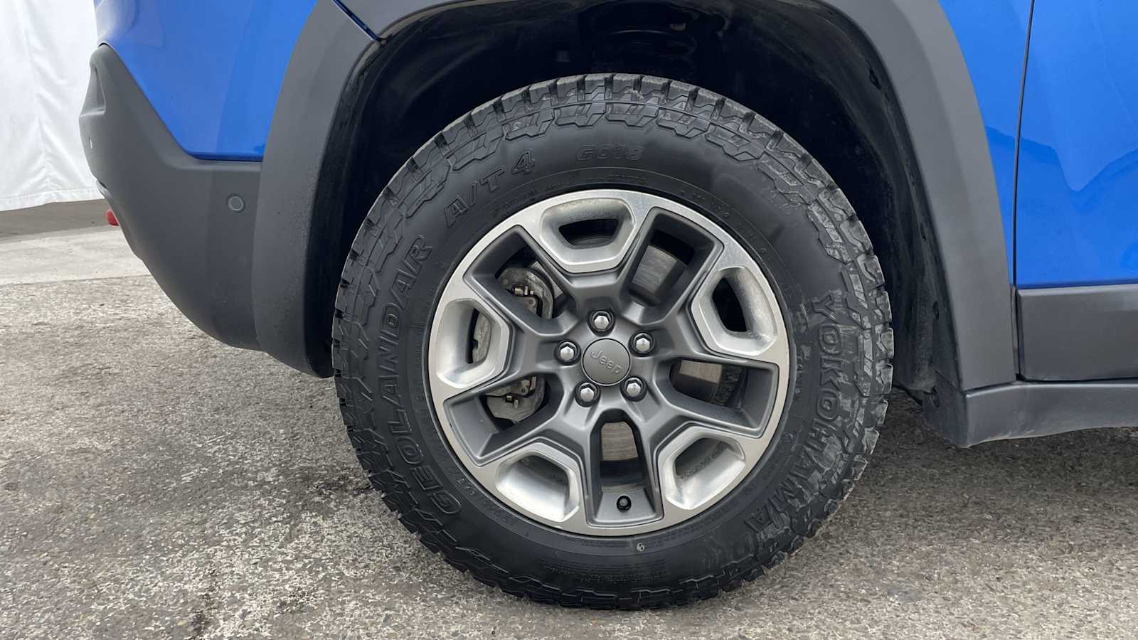 Thumbnail: 2019 Jeep Cherokee - 43