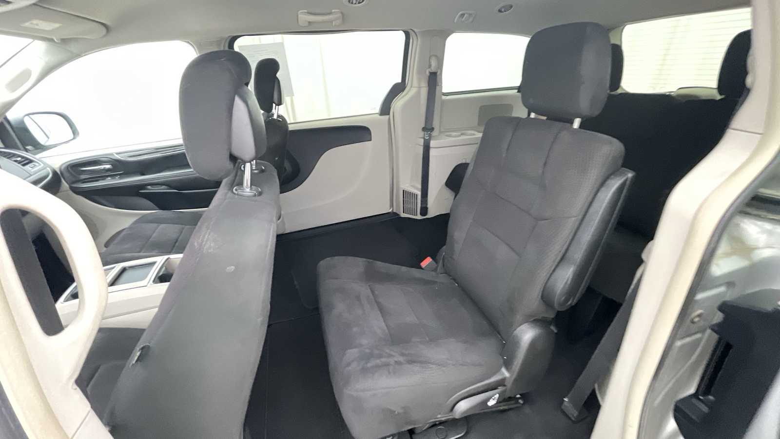 Thumbnail: 2011 Chrysler Town & Country - 8