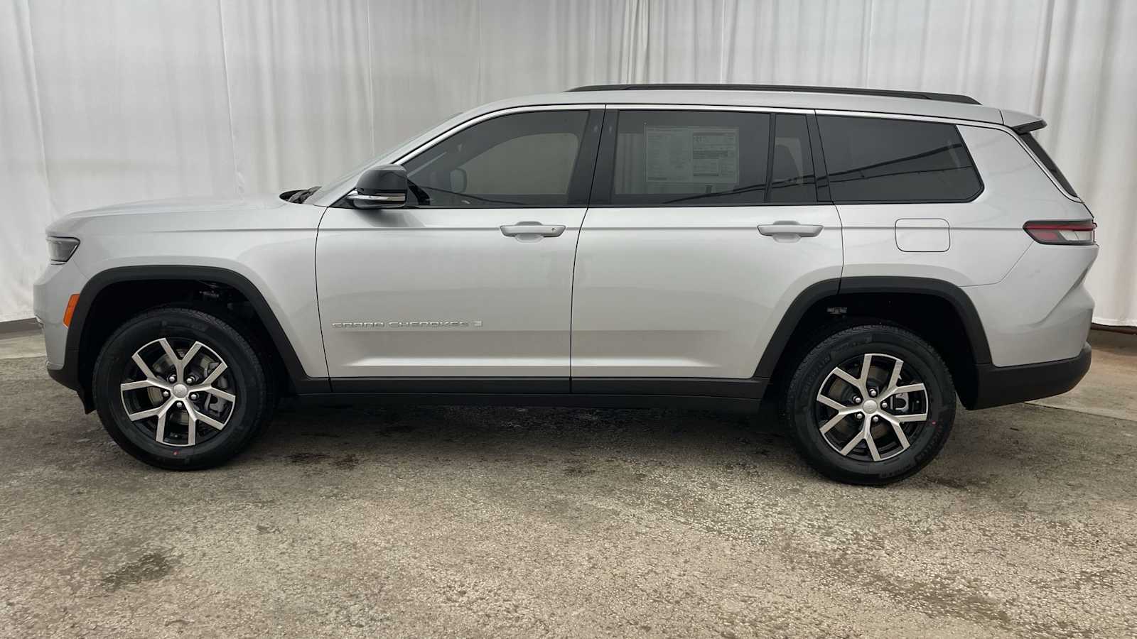 Thumbnail: 2025 Jeep Grand Cherokee - 34