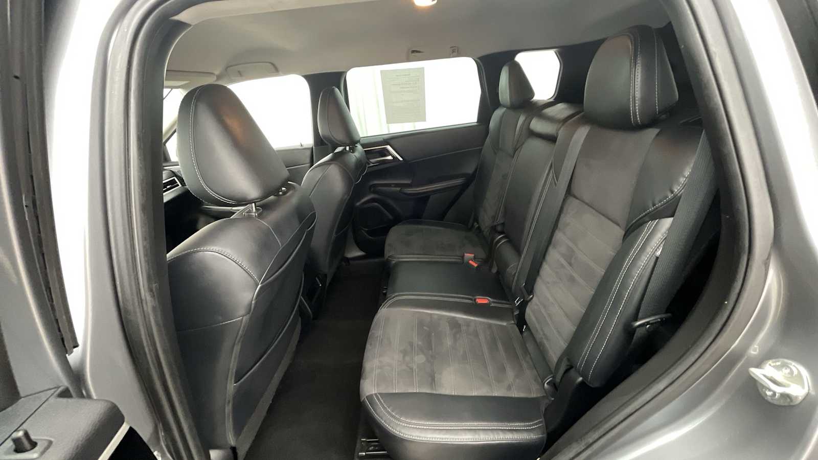 Thumbnail: 2023 Mitsubishi Outlander - 9