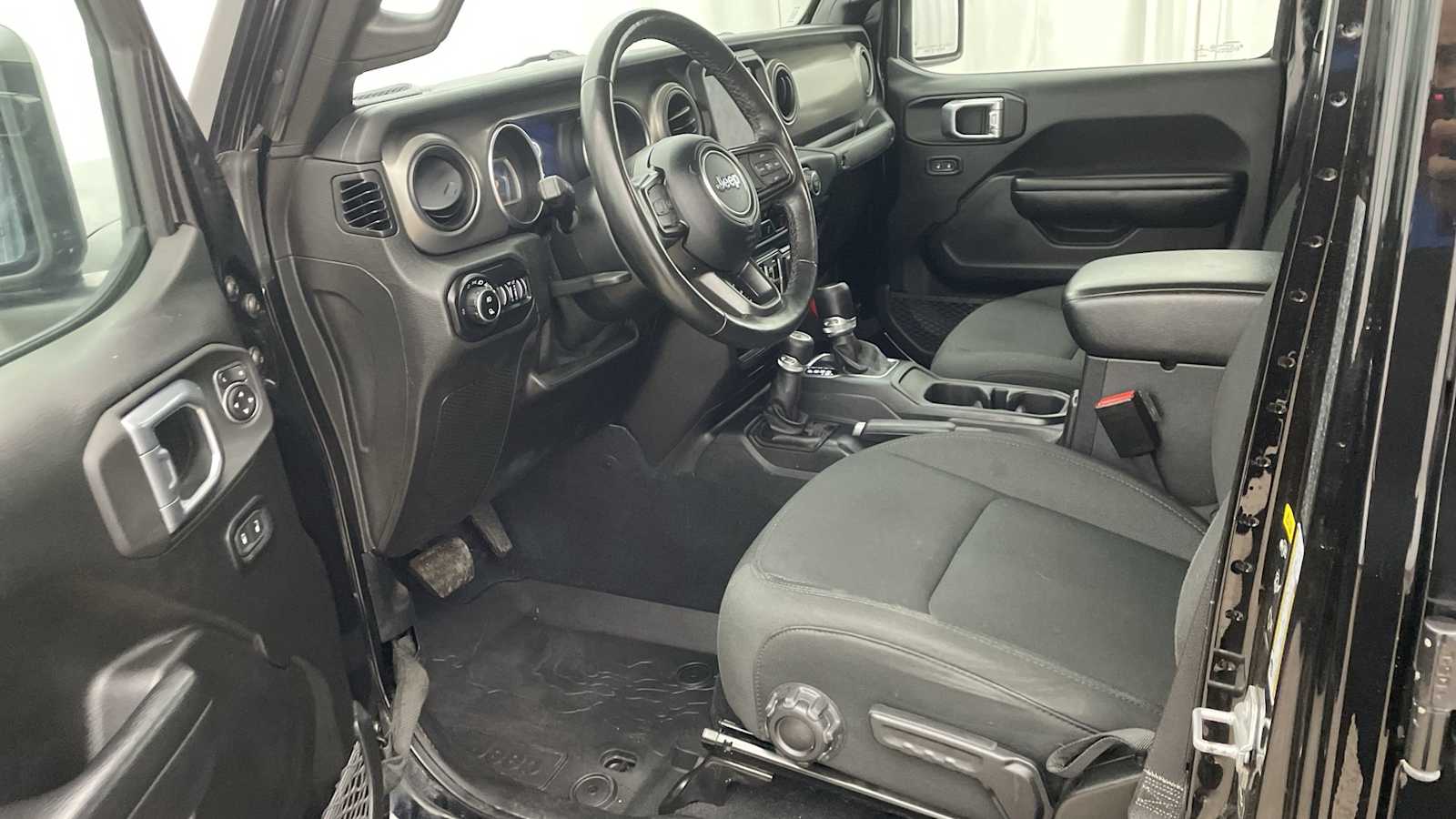 2021 Jeep Gladiator Sport photo 2