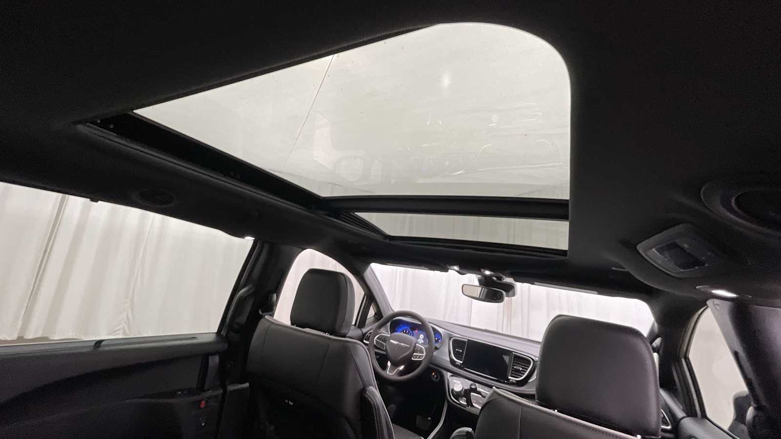 Thumbnail: 2026 Chrysler Pacifica - 13