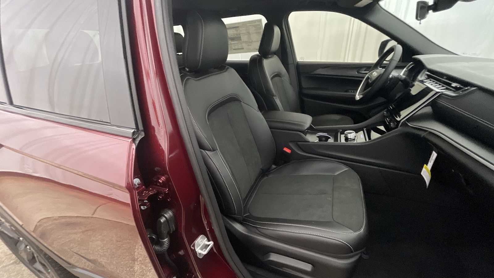 Thumbnail: 2025 Jeep Grand Cherokee - 11