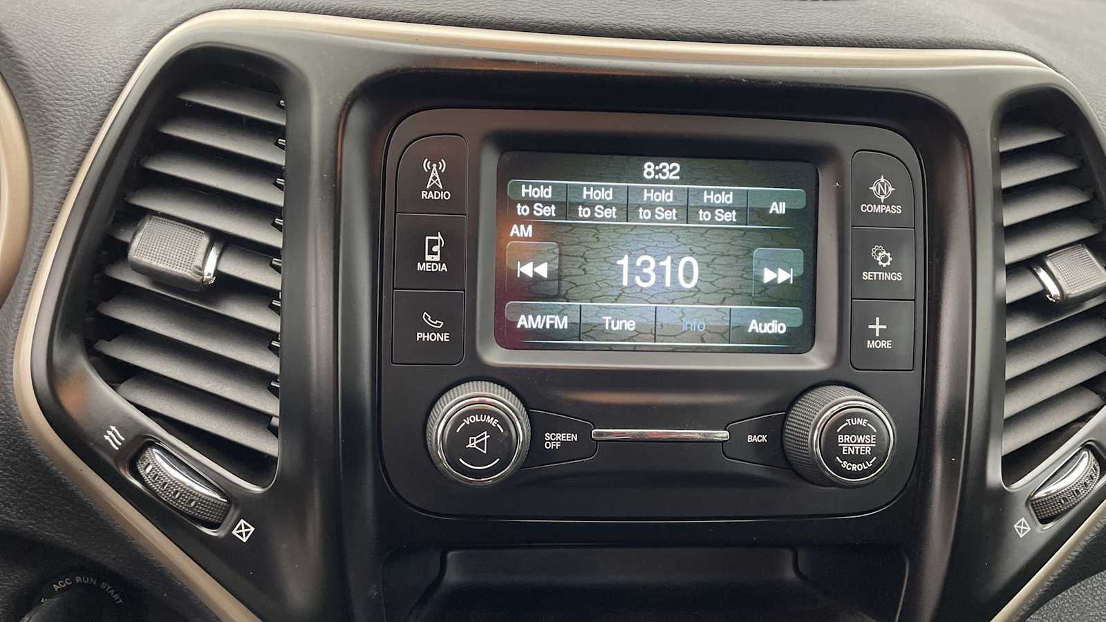 Thumbnail: 2018 Jeep Cherokee - 17