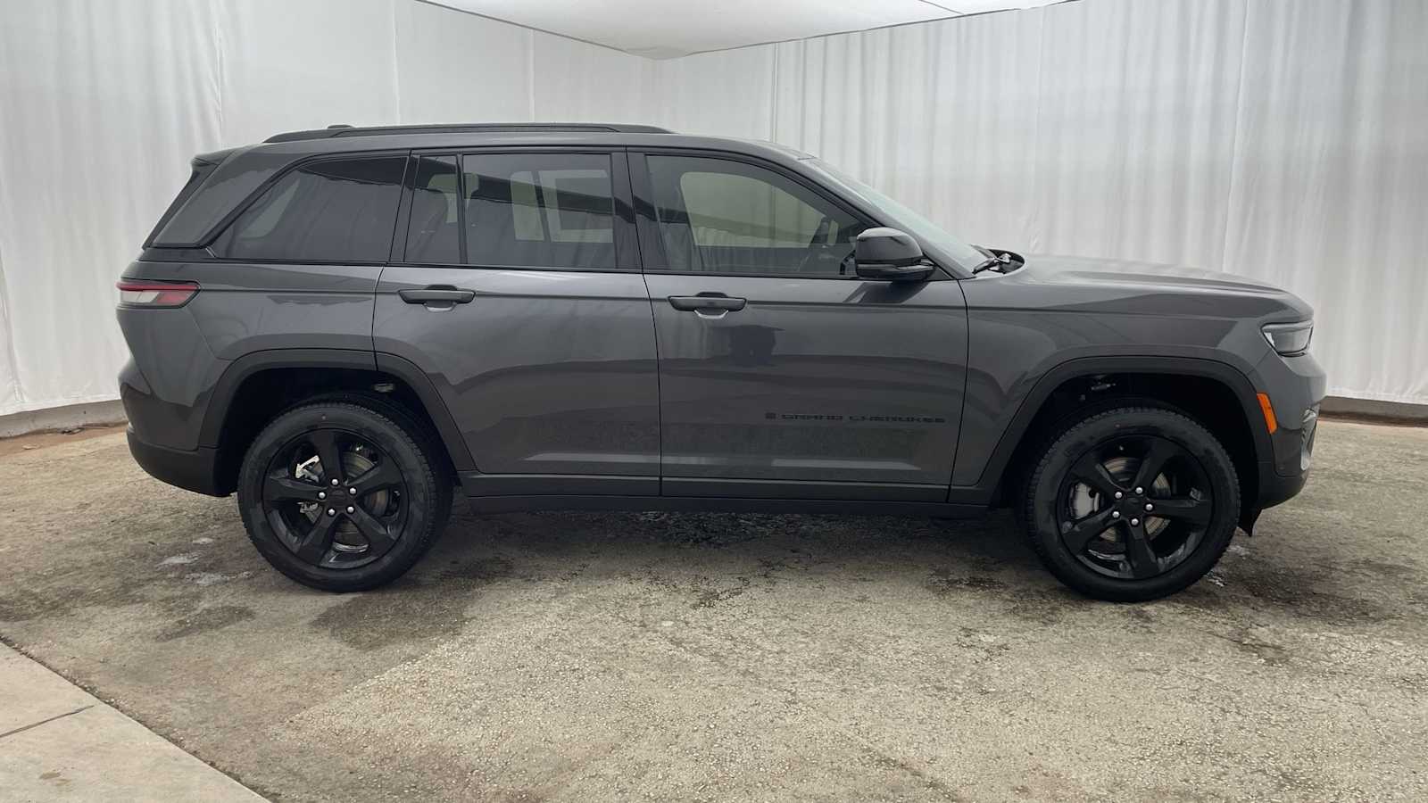 Thumbnail: 2025 Jeep Grand Cherokee - 38