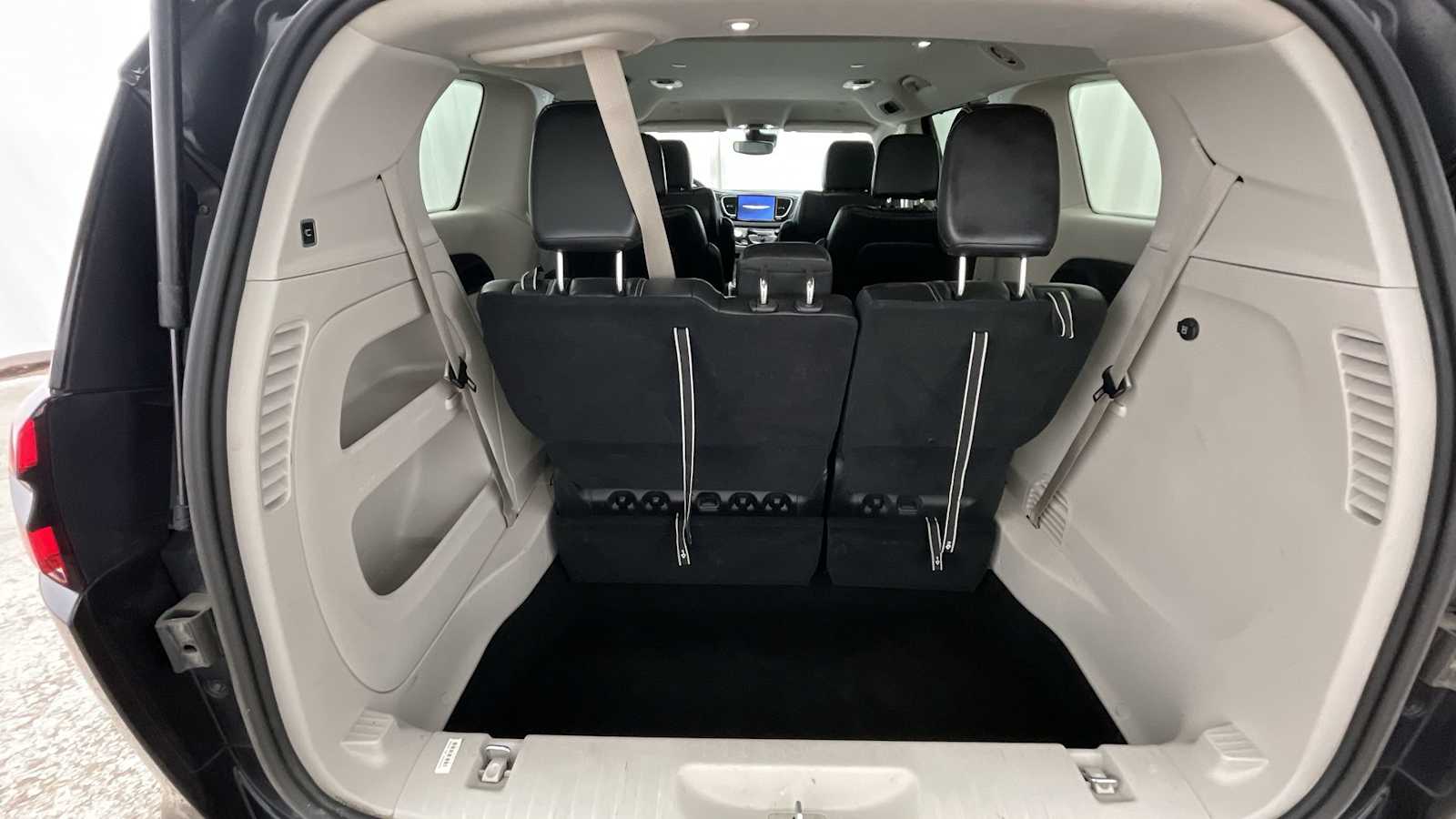 Thumbnail: 2023 Chrysler Pacifica - 28