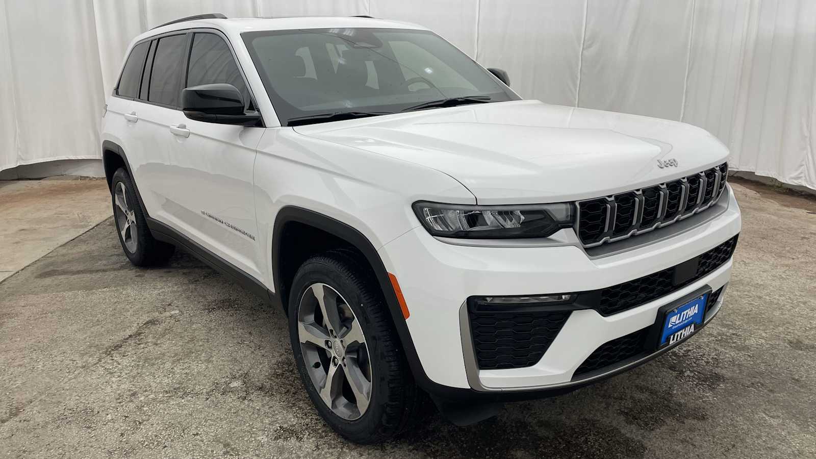 Thumbnail: 2026 Jeep Grand Cherokee - 38