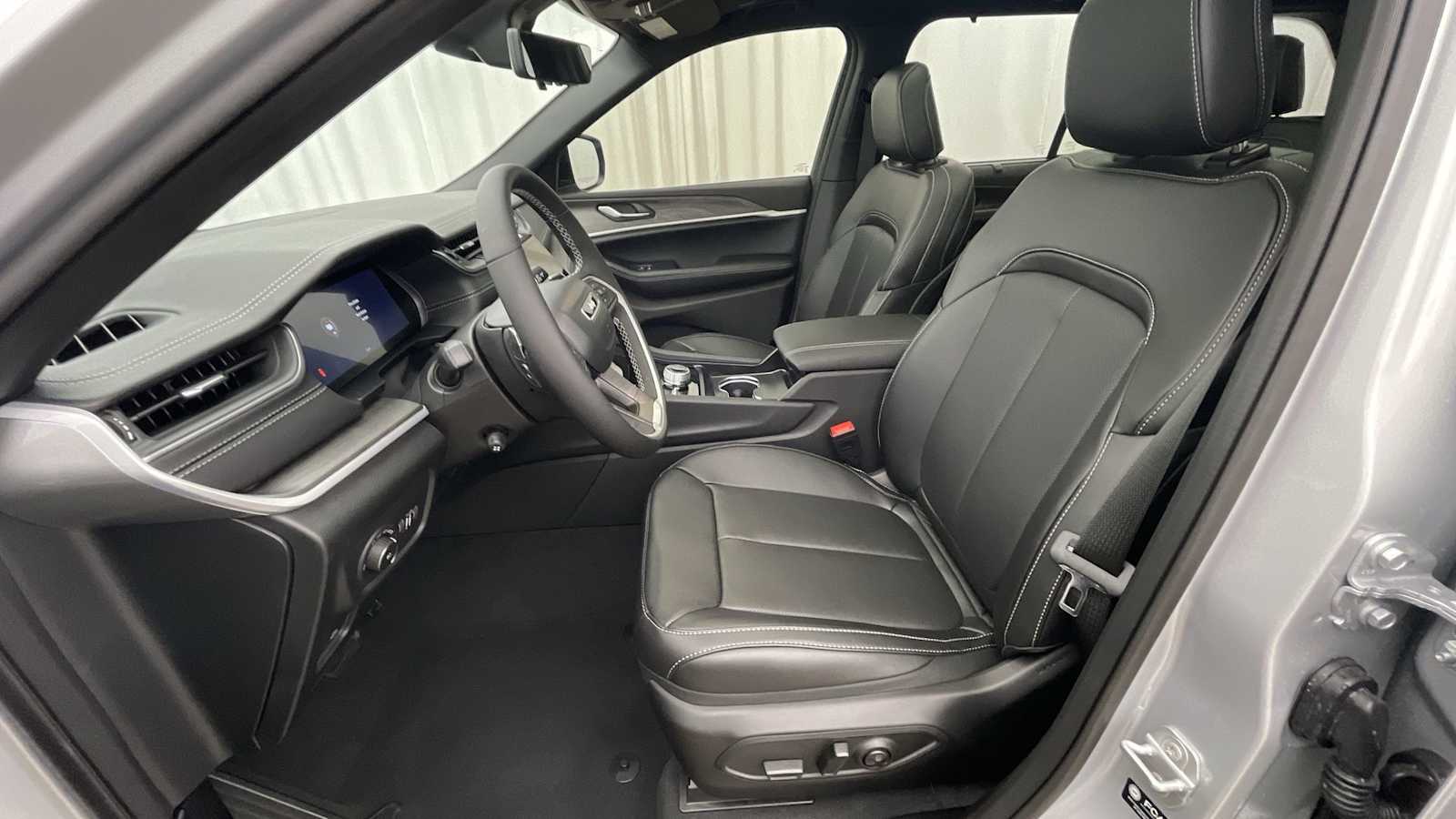 Thumbnail: 2025 Jeep Grand Cherokee - 6