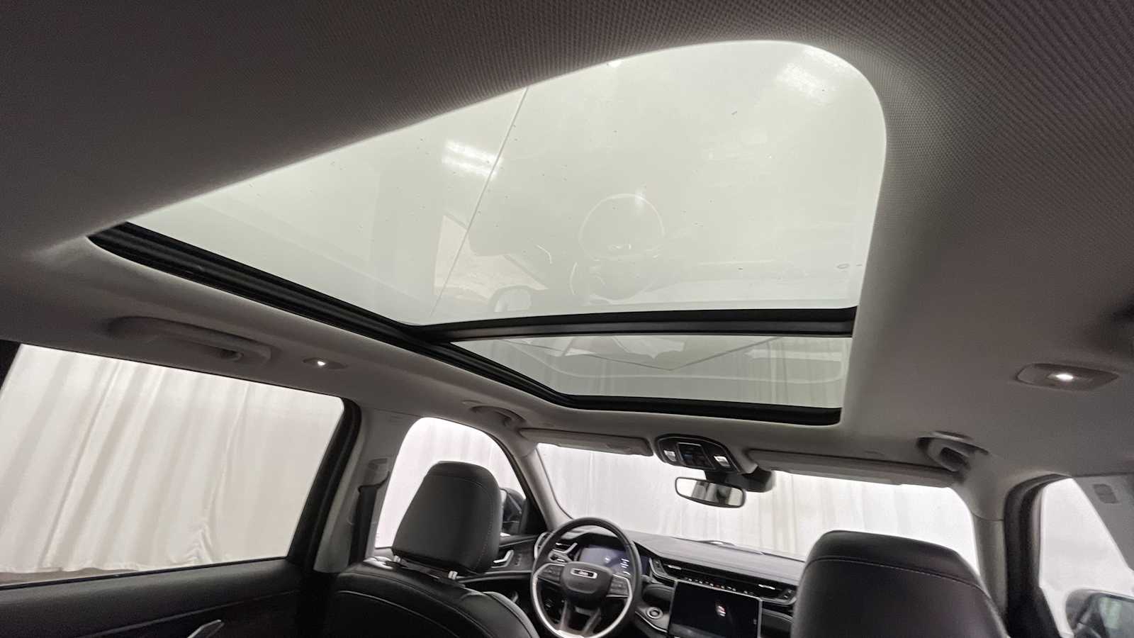 Thumbnail: 2022 Jeep Grand Cherokee - 12