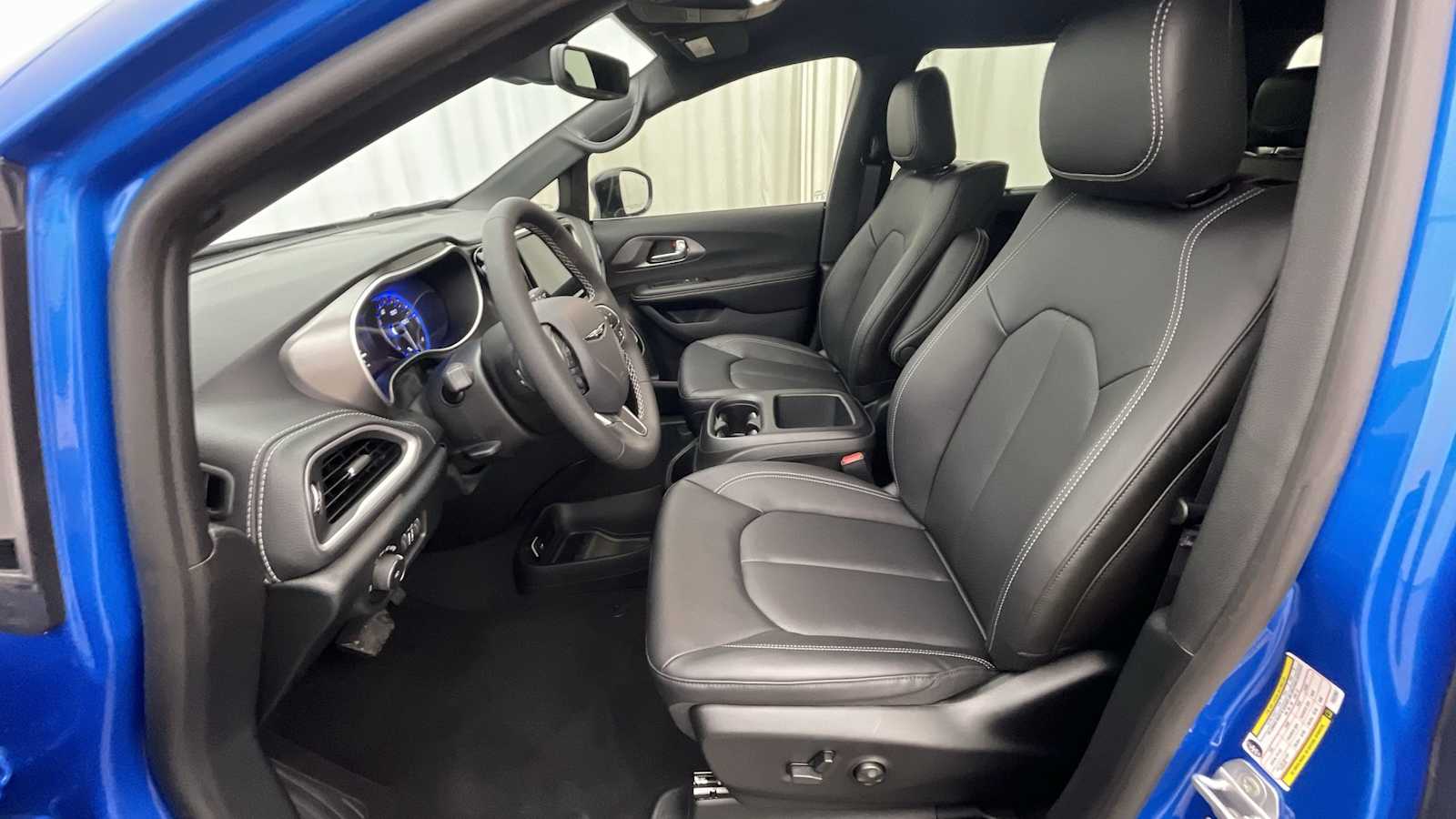 Thumbnail: 2026 Chrysler Pacifica - 6