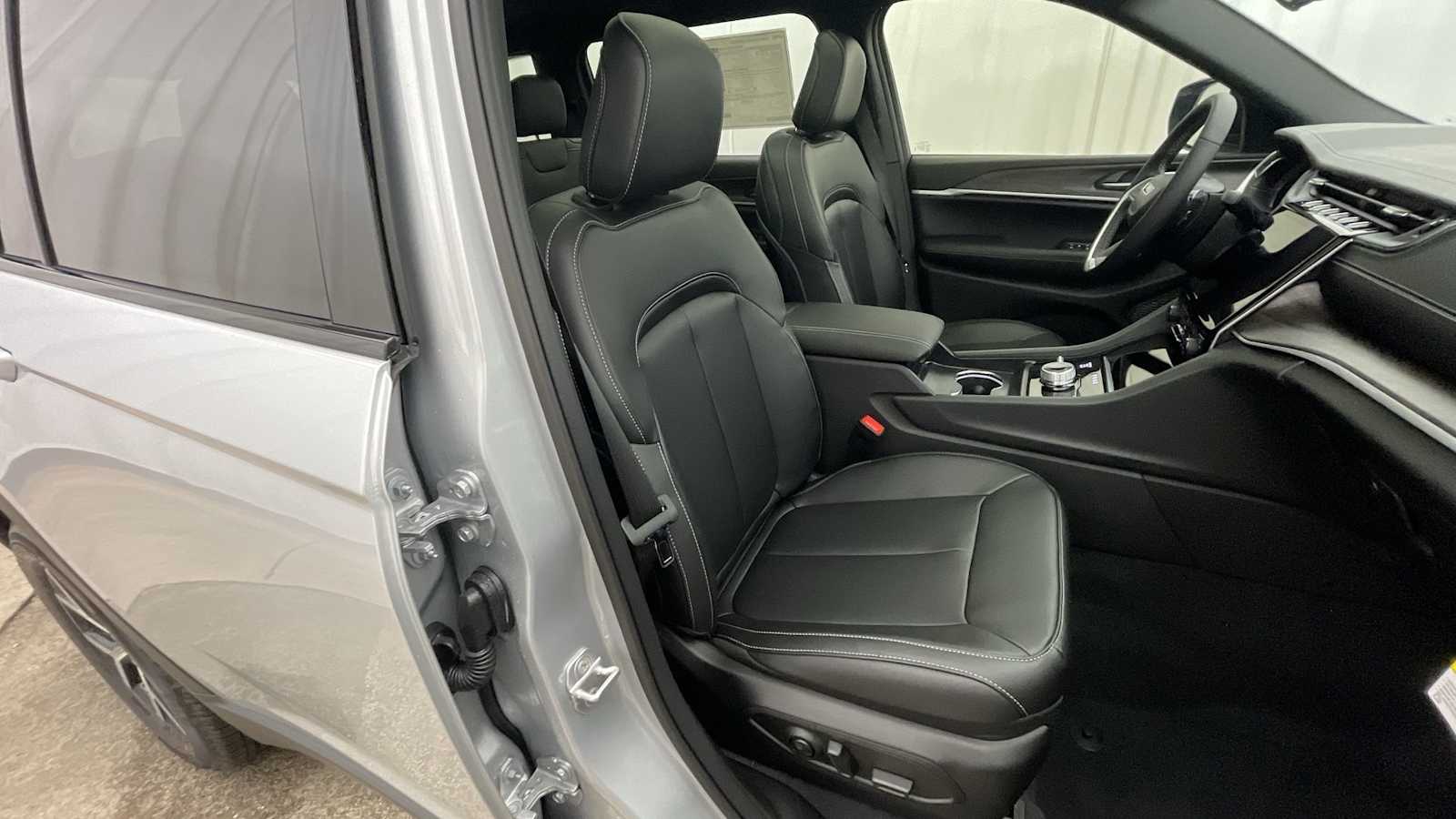 Thumbnail: 2025 Jeep Grand Cherokee - 14